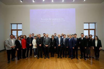 Autoridades y académicos/as de la Universidad de Chile recibieron a una delegación de la Academia China de Ciencias en una reunión que buscó fortalecer los lazos de colaboración ya existentes y explorar nuevas oportunidades en áreas estratégicas de interés mutuo